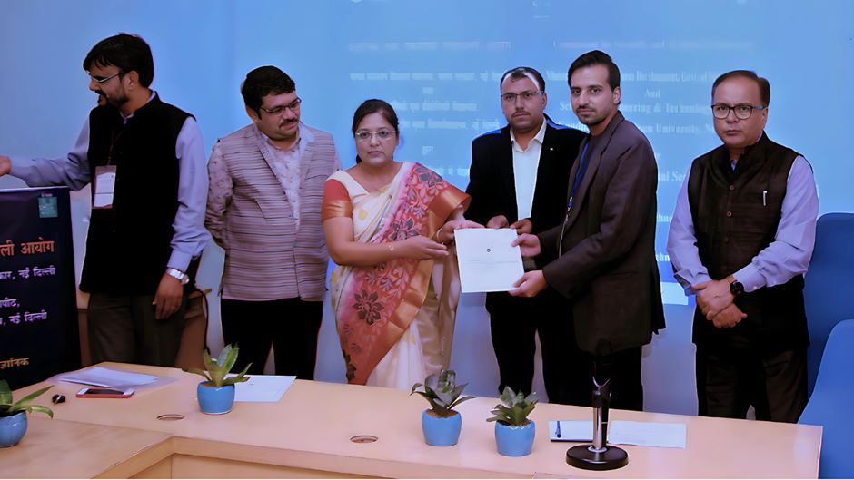 Bibhorr receiving honor from Dr. Rakhi Sharma and Jai Singh Rawat for his research work at CSTT-MHRD (2019) seminar
