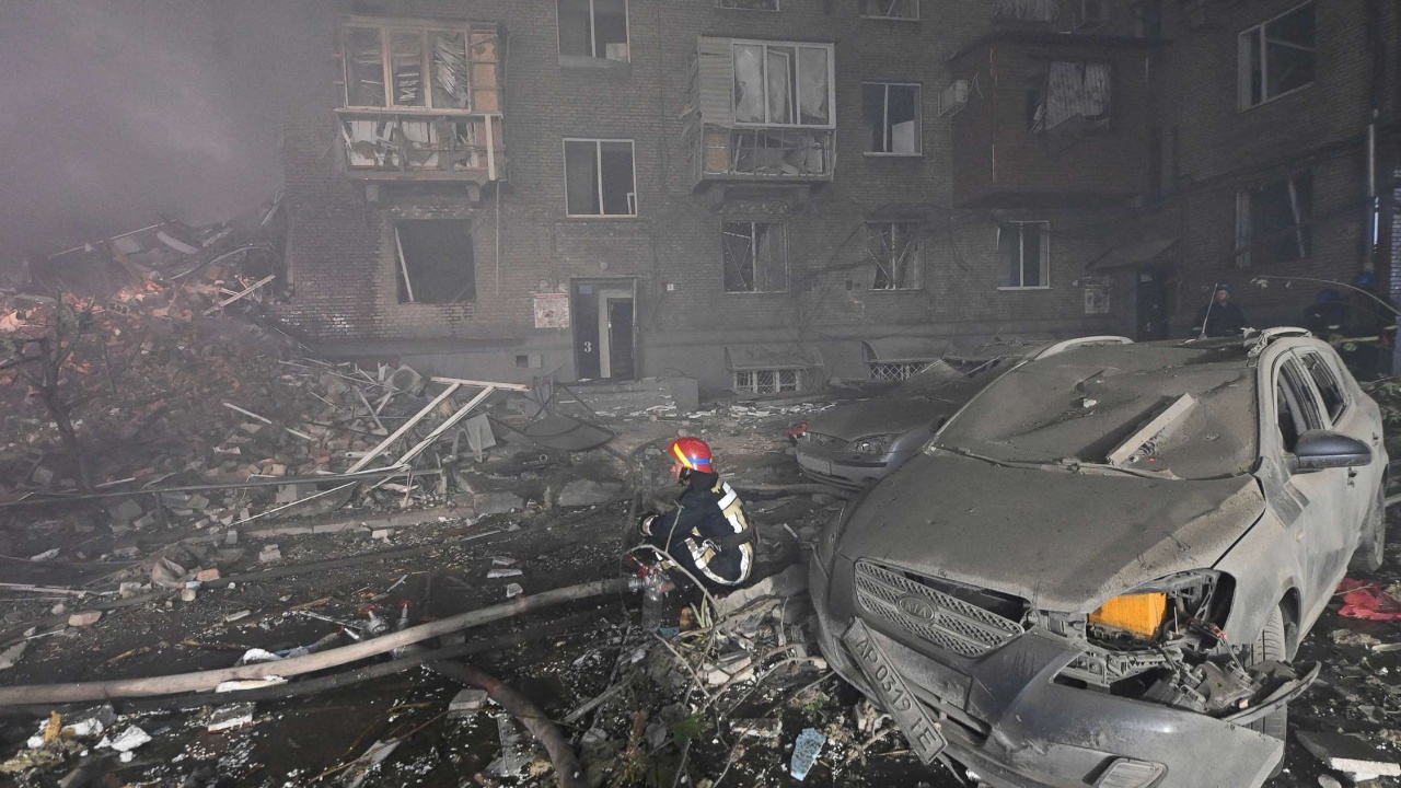 25 Killed in Russian Strikes as U.S. Freezes Aid to Ukraine