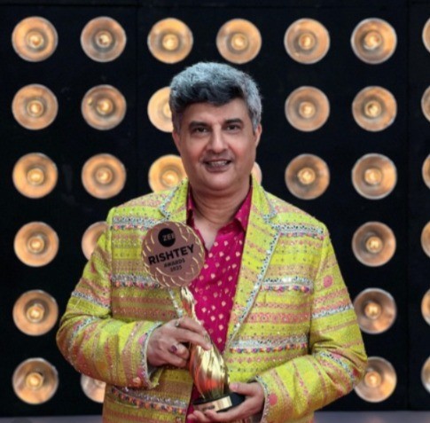 Ashish Kaul Receiving the Best Sasur Award at the Zee Rishtey Awards for His Acting Excellence